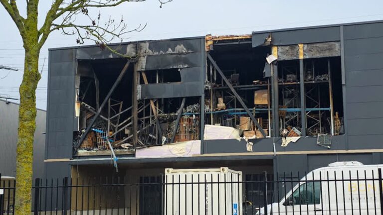 Grote brand bij cateringbedrijf, brandweer na uren blussen klaar