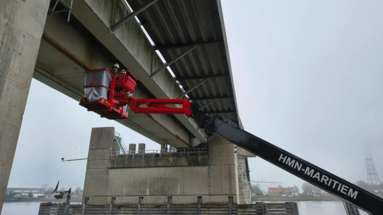 Operatie geslaagd: hulpdiensten kunnen weer over deze brug
