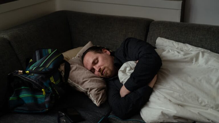 Gemeenten gaan ‘onzichtbare’ daklozen tellen: ‘Beter zicht nodig op groeiend probleem’