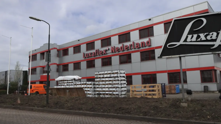 In dit voormalig kantoorpand gaan Oekraïense vluchtelingen opgevangen worden